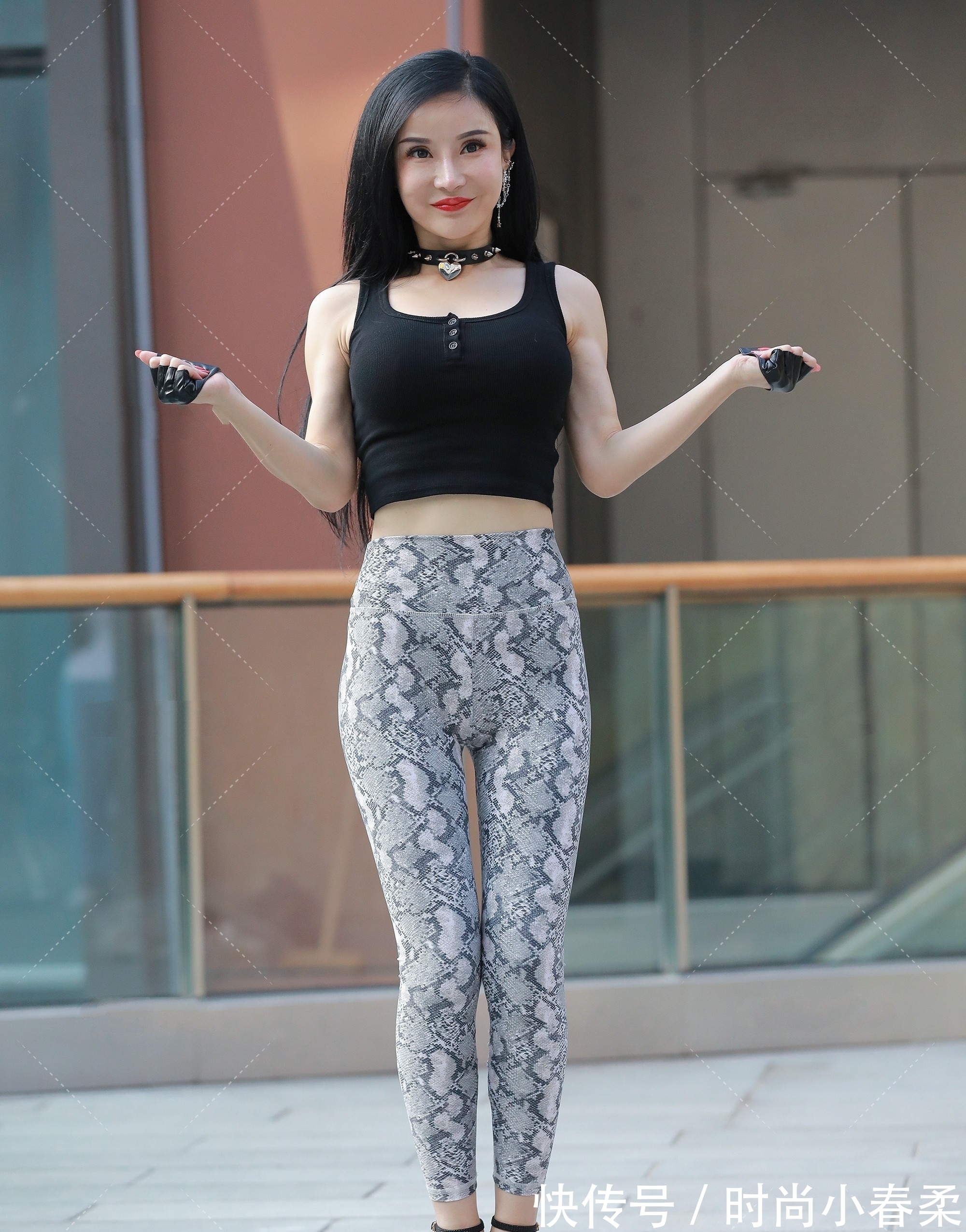 高跟鞋 黑色修身背心搭配浅灰色花纹健美裤,低调内敛,时尚大气