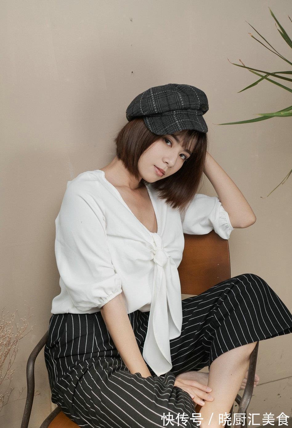 小姐姐|喧闹的街头,总有成对的闺蜜行走,一身裙装搭配,优雅美丽又清新