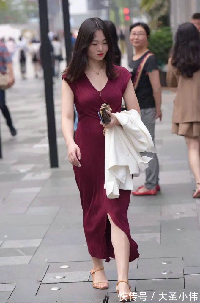 阔腿裤|美女街拍:在选择连衣裙的时候,需要兼顾扬长避短,才算是一次合格的穿搭