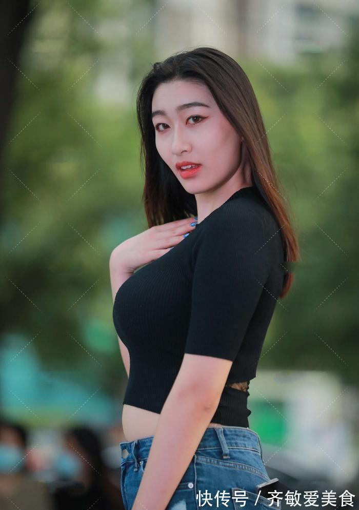 黑色|黑色露脐短袖,搭配低腰紧身牛仔裤,利索帅气,优雅大方