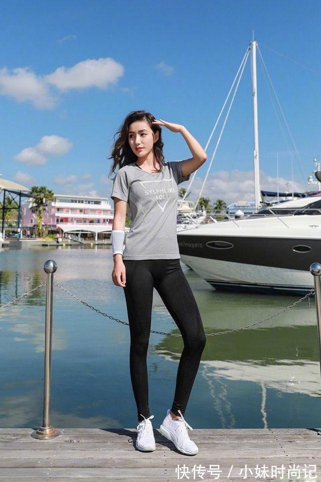 打底裤|街拍:美女黑色的穿搭显瘦显气质,从内而外散发青春气场,美美哒