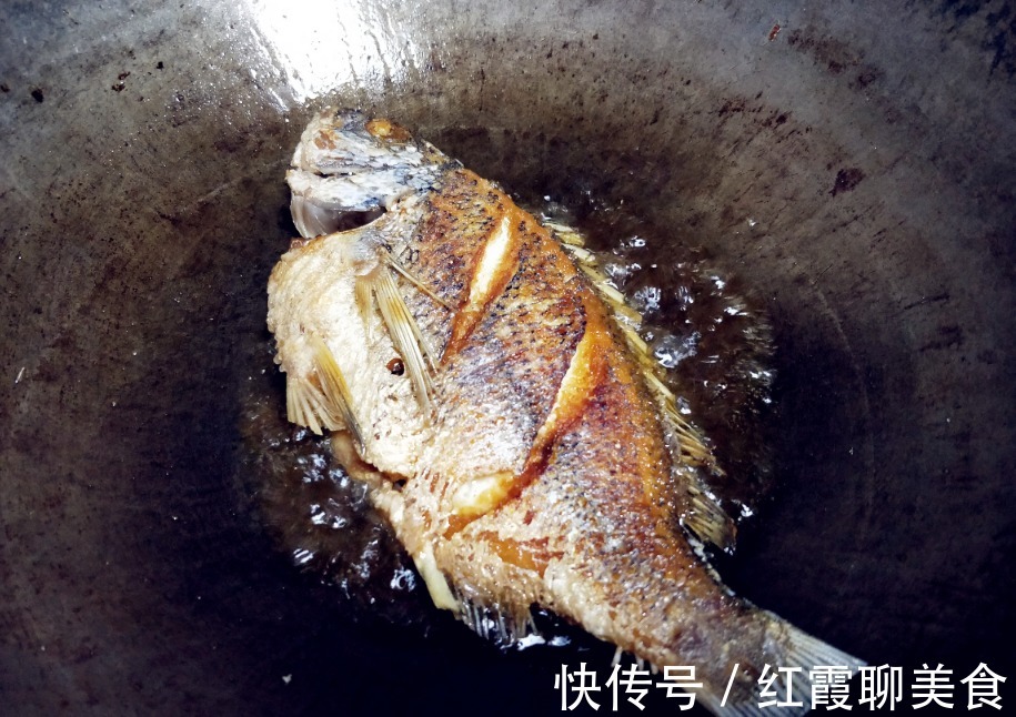 钓鱼|无论煎鱼或煎豆腐,直接用油煎就错了!多做1步,不粘锅不破皮