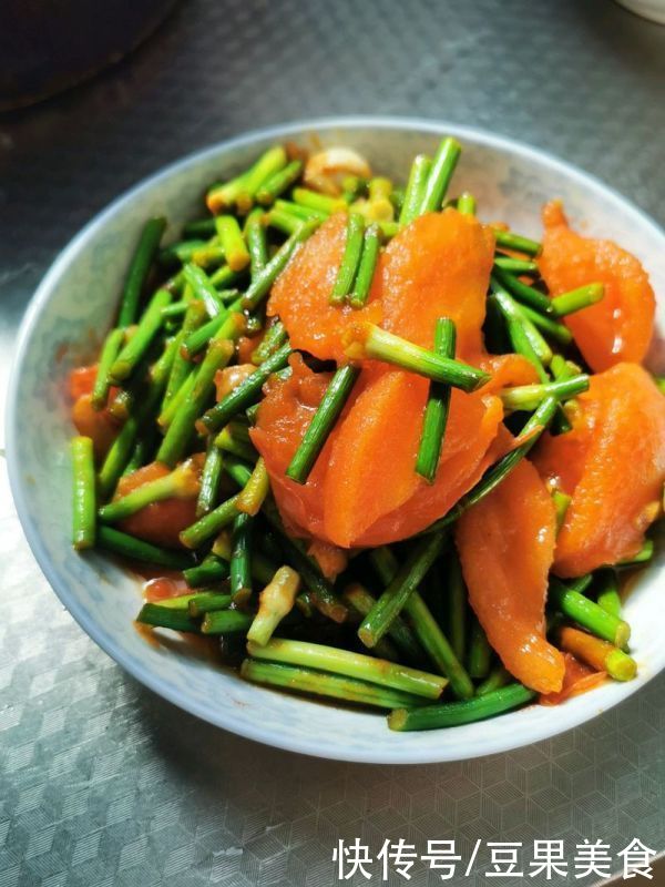 这道西红柿炒蒜苔，分分钟光盘