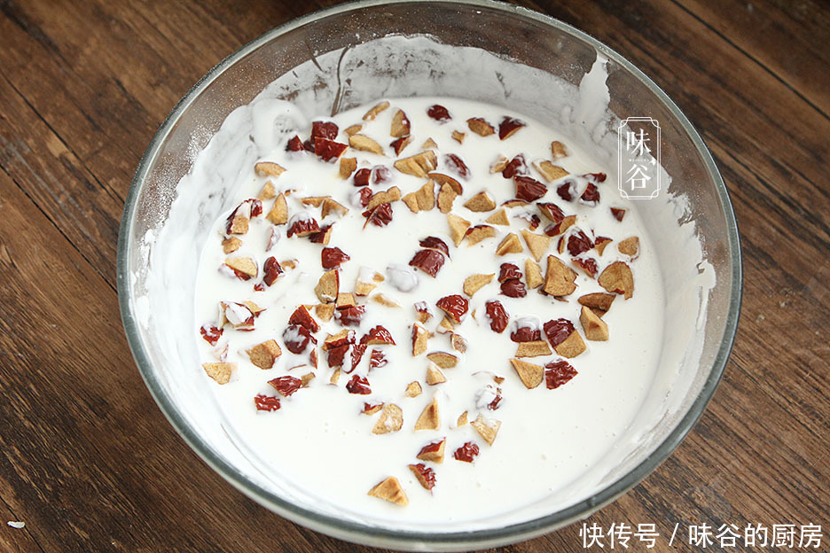 这糕点，吃一次馋一次，不用烤箱不打发，香甜软糯，暖暖过冬