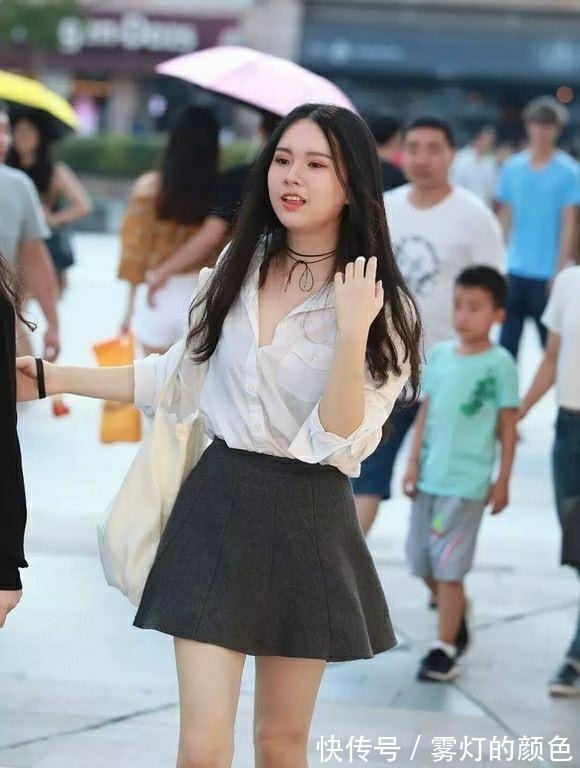 大长腿|街拍 可爱姑娘白色衬衫超短裙穿出女人味!