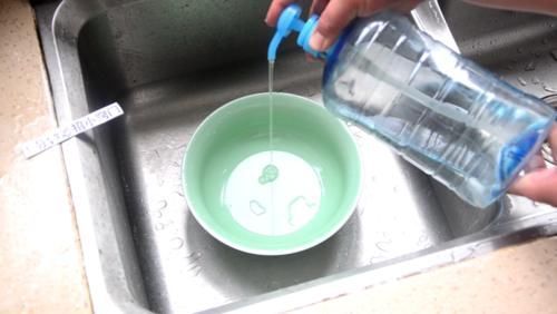  厨房下水道倒一碗水，厉害了，下水道不脏不堵也不臭，早知早受益