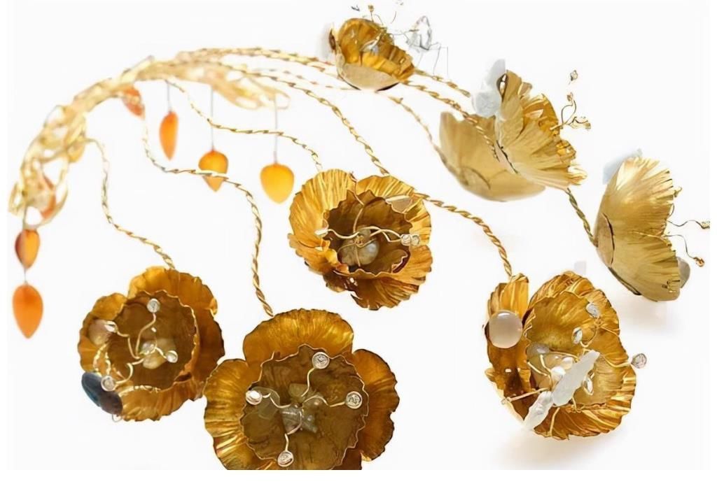 玛格丽特!丹麦玛格丽特二世女王审美独特,多顶黄金花卉头饰,造型古怪