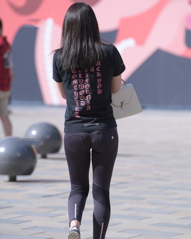 裤子 黑色端庄短袖搭配黑色简洁打底裤,收腰的设计,体颜色一致!