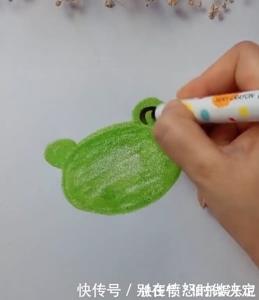 蜡笔画@美术生用蜡笔画青蛙,开始还很正常,可到最后:手长头上了?
