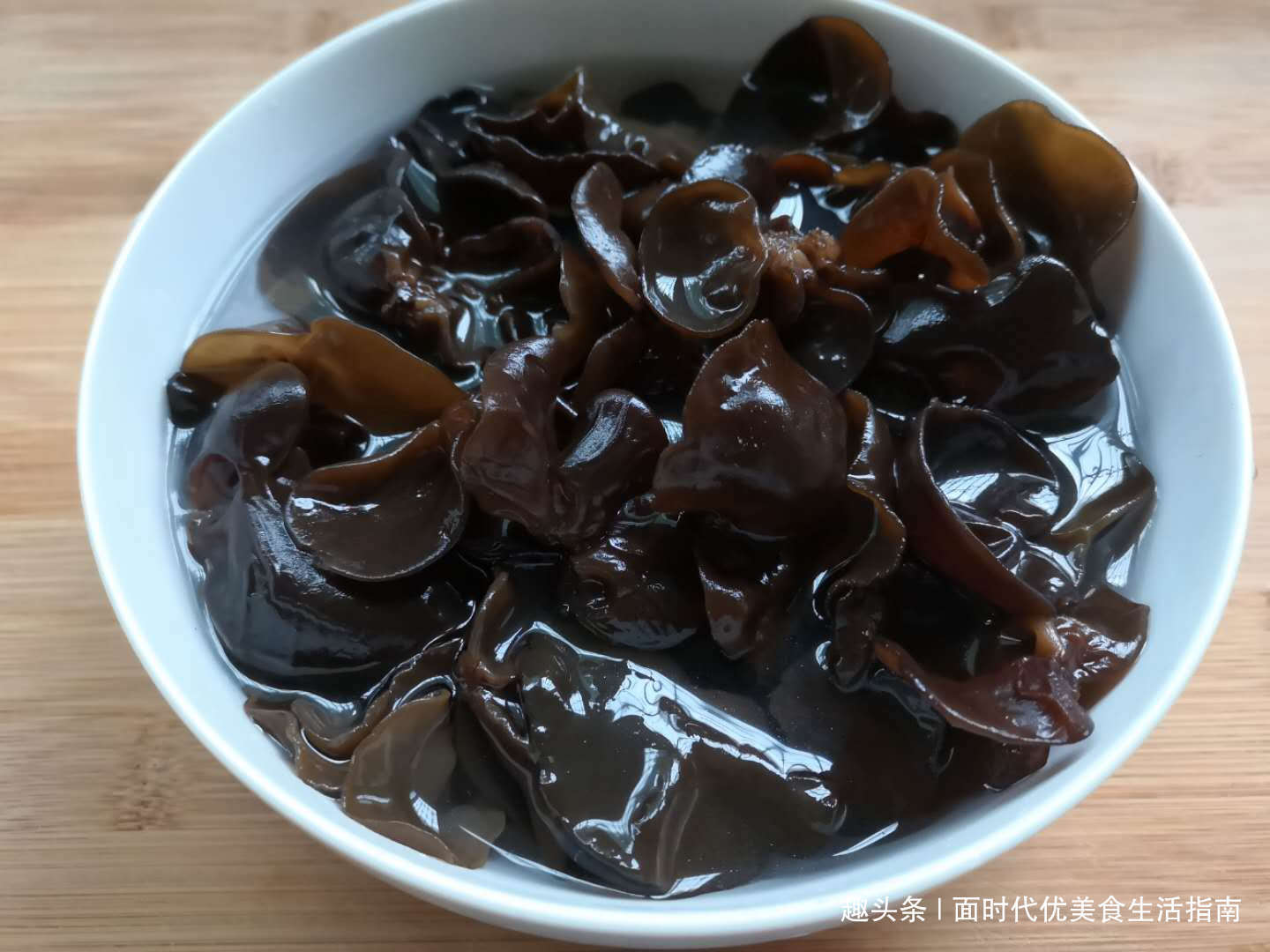 木耳新吃法，3分钟就出锅，咸香酥脆，比肉还好吃，饭店都吃不到