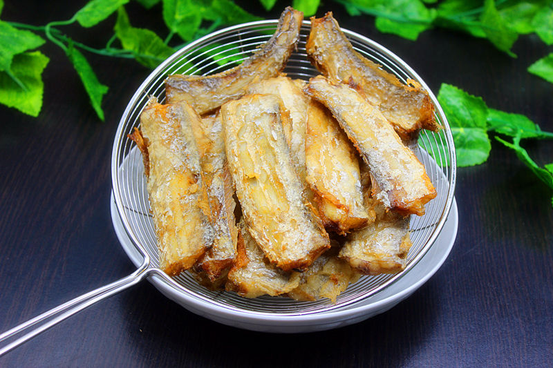 实在|带鱼这么做，连骨头都酥脆，下酒下饭还能当零食，实在太好吃了！