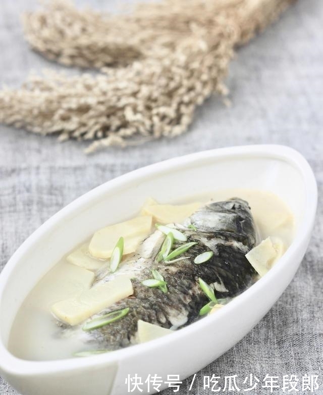  鱼腥味|煲汤的鲫鱼，选多大的最好？怎样去除腥味？掌握这1点，汤鲜不腥