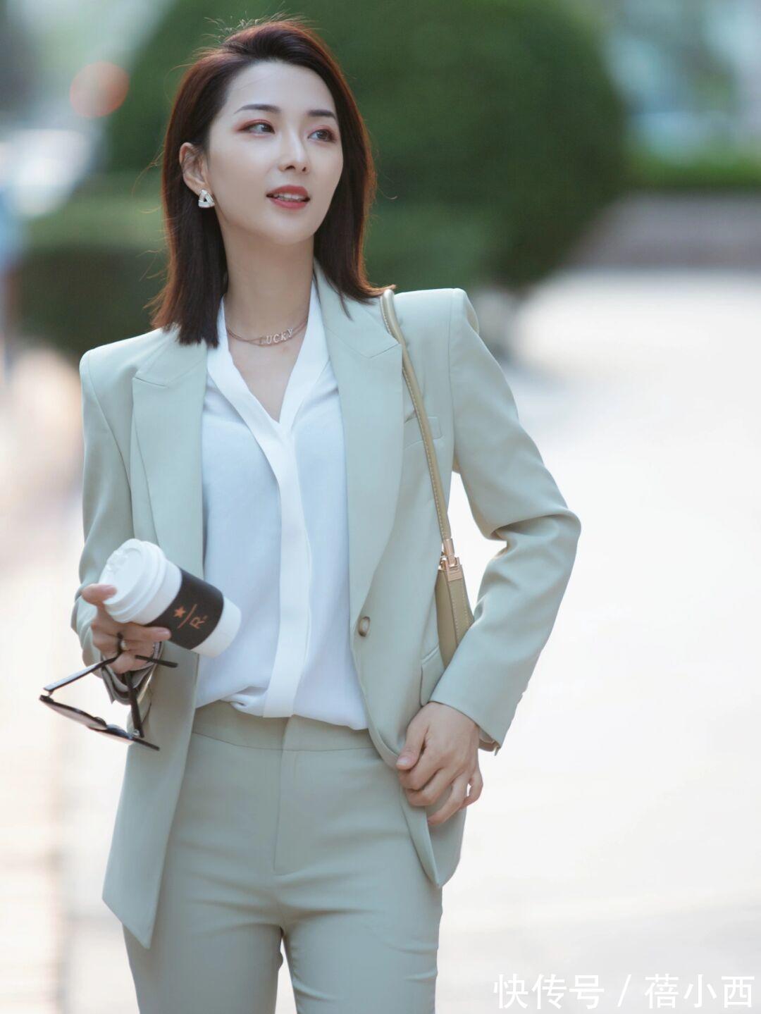 职业风 “职业风”穿搭很沉闷?学会以下几款女人味造型,轻松美得出彩