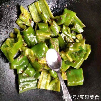 色拉油|就让这道好吃不上火的素炒青椒，温暖你这个冬天吧
