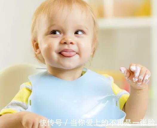 小宝宝|宝宝半夜饿醒独立寻食,网友看后纷纷点赞