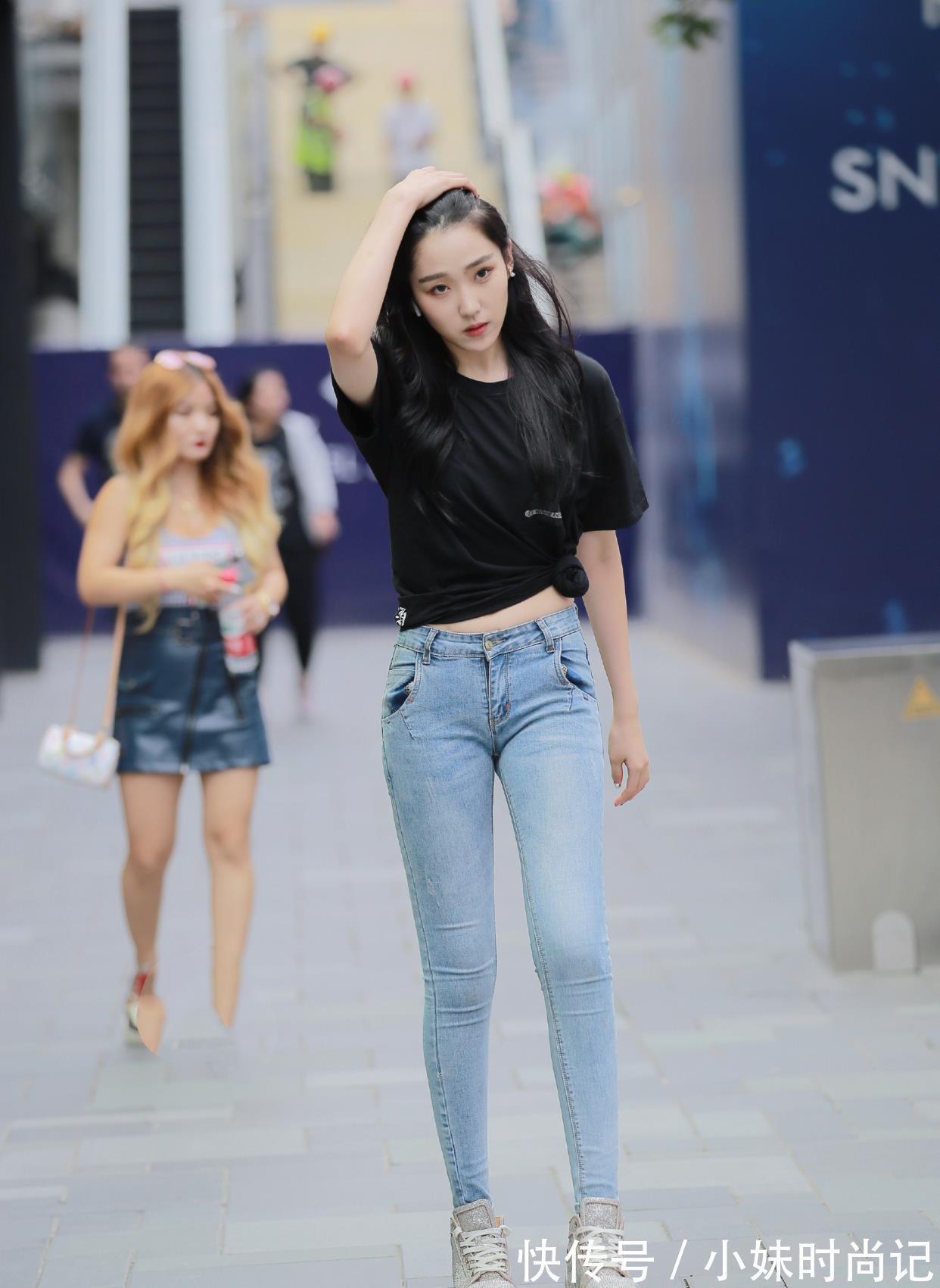 牛仔裤|时尚穿搭:黑色上衣搭配蓝色牛仔裤+板鞋