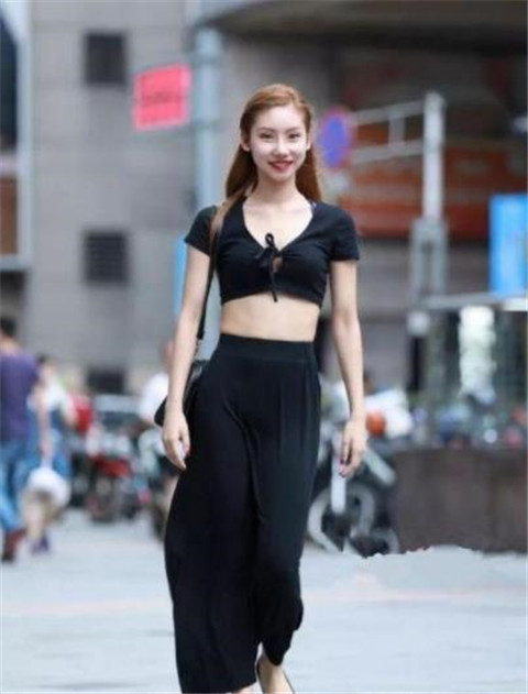  气息|街拍微胖身材的小姐姐，秀出青春活力范，尽显青春迷人气息