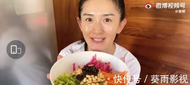 谢娜录制秋葵蒸蛋教程,将秋葵切成星星形状,自叹小宝宝每次都能吃光光