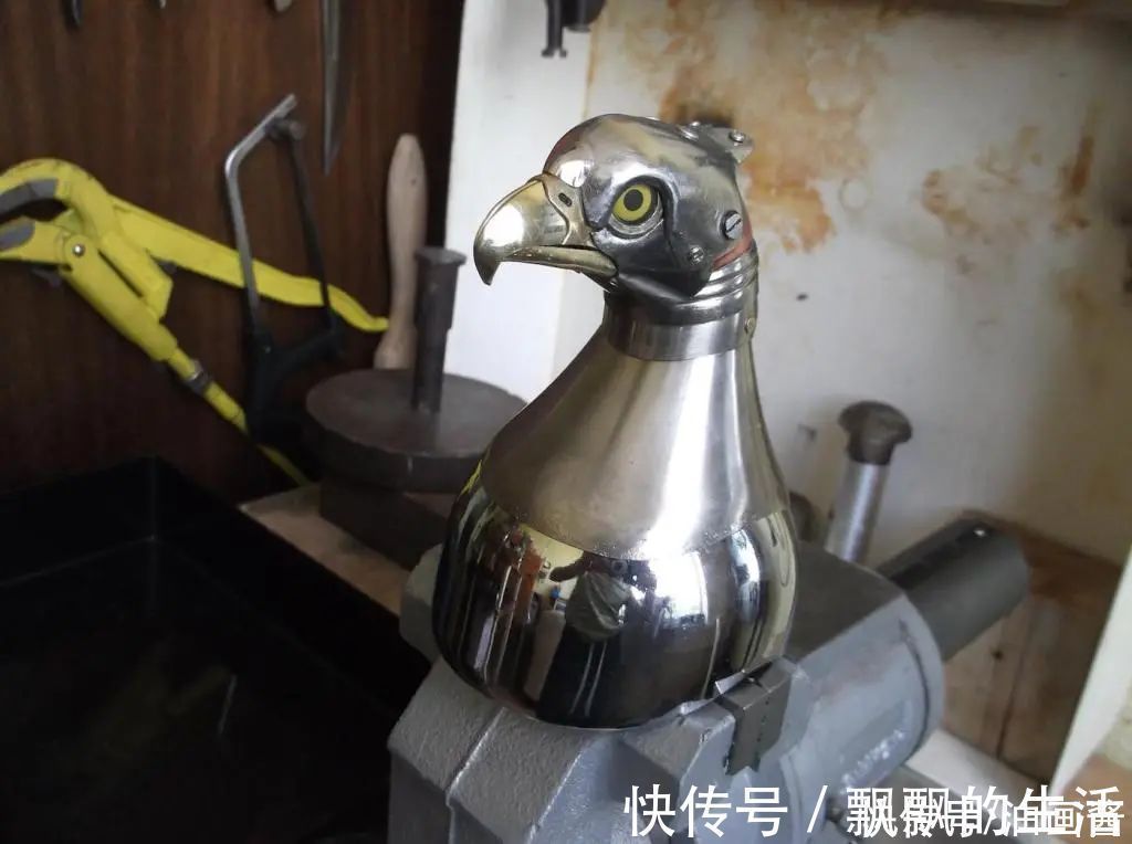 雕塑家$雕塑家收集废铁,打造朋克风金属动物,制作过程和作品都非常酷