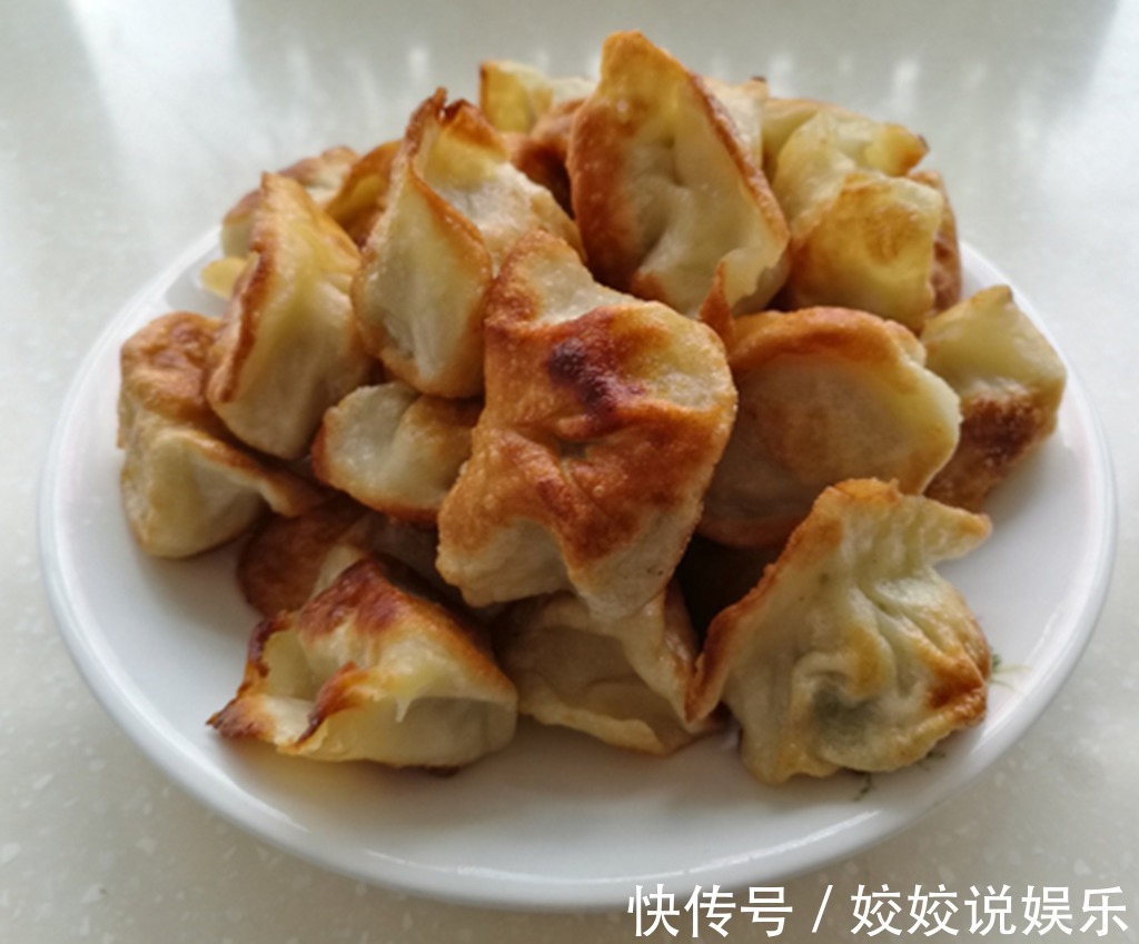 煎水饺时，万万别只会放油，只需多加一点它，饺子又酥又香