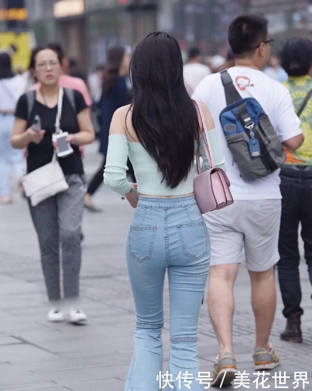 潮流|紧身牛仔裤让你显得更加精致，看起来更时尚潮流，你不喜欢吗？