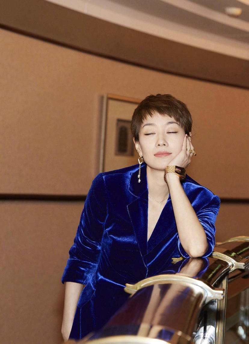 马伊琍|没想到啊！马伊琍才是“妈妈圈”最时髦，穿抹胸连体裤，清爽干练