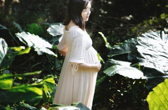拍摄|95后孕妈朋友圈晒“孕妇照”,评论区七嘴八舌,二姨:伤风败俗