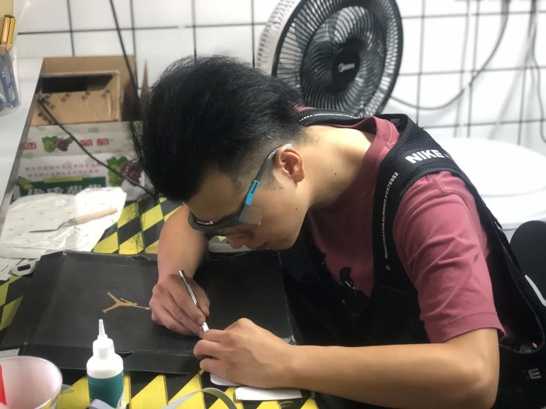 桐乡|“妙手回春”治了4000多个鞋盒，这个桐乡人被称为“鞋盒外科医生”！