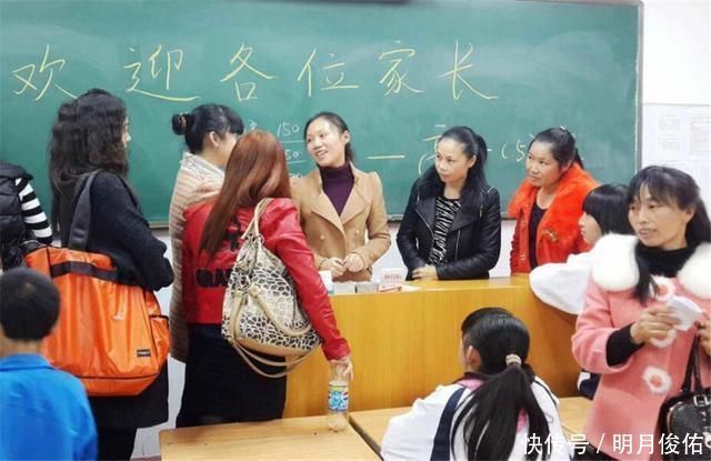 文化|妈妈穿新衣被老师请出家长会，看清上面的字，网友：没文化真可怕