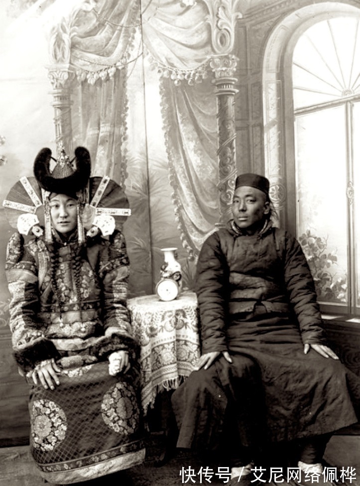 巴图孟克|1900年喀尔喀蒙古女性服装老照片,穿着打扮很有民族特色