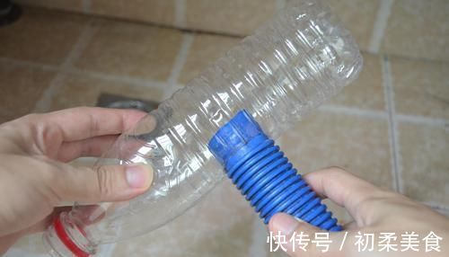 塑料瓶|洗衣机排水管上插个塑料瓶，真是厉害了，解决了很多家庭的困扰