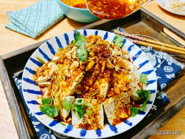 豆腐新做法,多一步变成了吃不起的样子,调个汁一拌,入口贼香