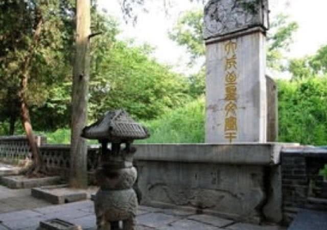 不肯|康熙祭拜孔子却不肯下跪,大臣遮住一字后,心甘情愿下跪磕头