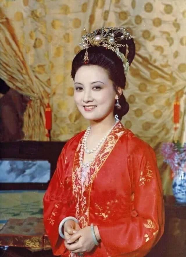 贾府&王熙凤在贾府一向嚣张跋扈,为何从不敢提自己父亲的名字?