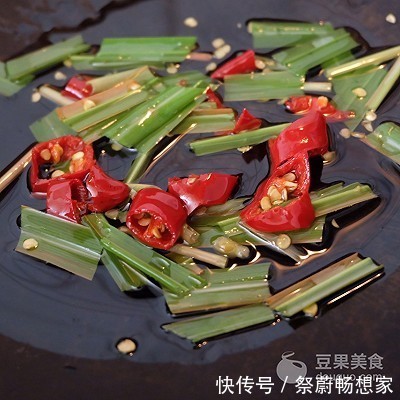 懒人食单·柠檬香茅辣炒鸡丁莴笋太下饭了!就算菜冷了也很下饭