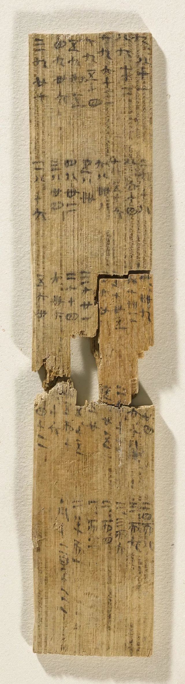 乘法表|里耶秦简走进国博:展示最早乘法表和秦人“工作日志”