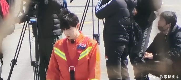 《極限挑戰7》合體海報,黃明昊郭京飛站邊邊,C位一目了然