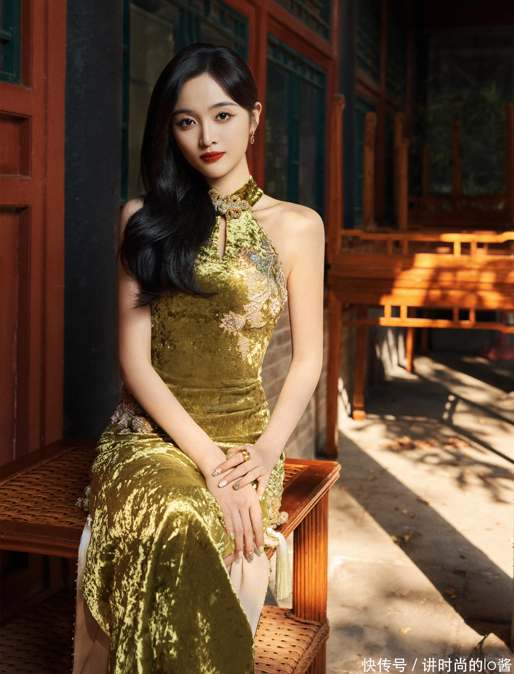吴宣仪越来越会穿了，金色旗袍裙优雅还很有女人味，美到了骨子里