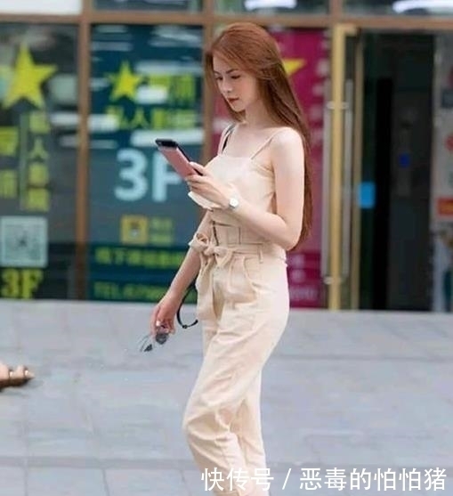 潇洒|街拍美女:身材高挑的小姐姐,简单搭配吊带裙,充满潇洒活力!