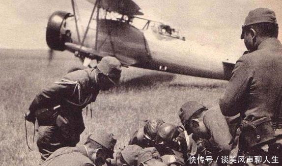 诺门罕|当年的诺门罕，苏联军队面对着缴获的日军装备，很无语