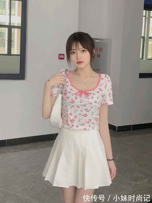 清纯 办公楼里遇见的清纯美女,碎花半袖T恤搭配白色裙子,清新自然