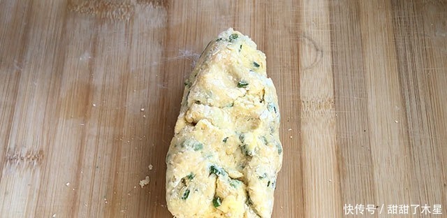爱吃零食的快收藏,教你做香葱咸酥饼,简单易上手,酥脆又咸香