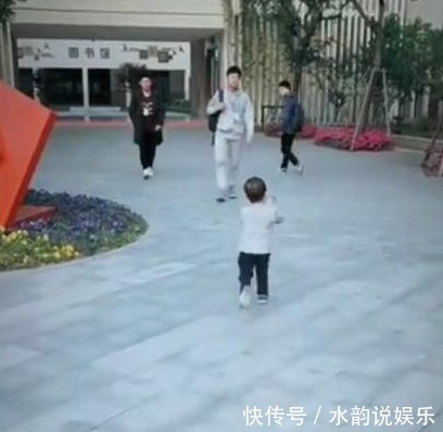 哥哥|3岁弟弟在学校等哥哥放学,哥哥出现后,被弟弟的动作暖化了