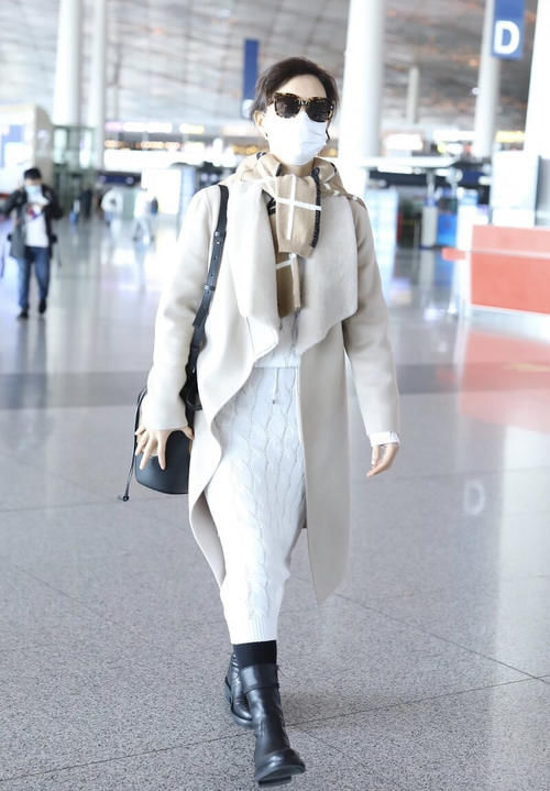 白色大衣真实用，可以优雅高贵，也可以帅气清爽，百搭又时髦