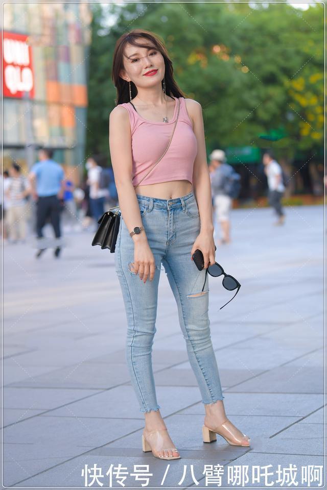 粉色吊带搭配破洞牛仔裤,青春靓丽,气质迷人
