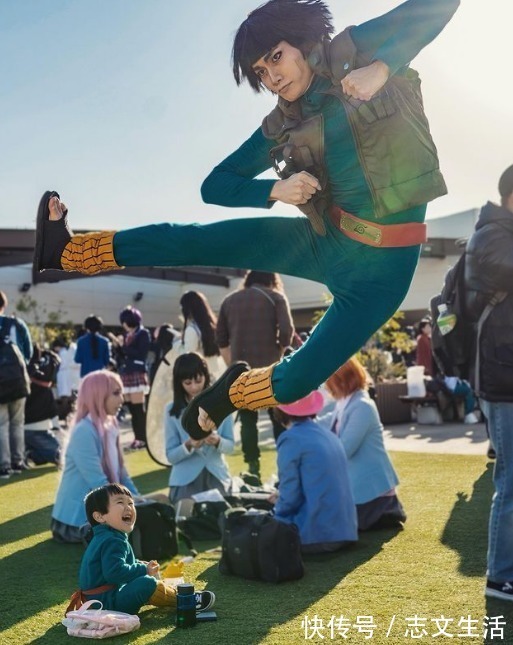 面对镜头|夫妇变闺蜜?一家三口玩cosplay,结果爸爸成了女装大佬