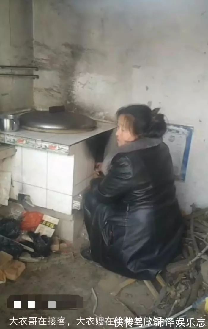 大衣嫂穿皮大衣在厨房烧火做饭,网友过年了厨房里还是乱