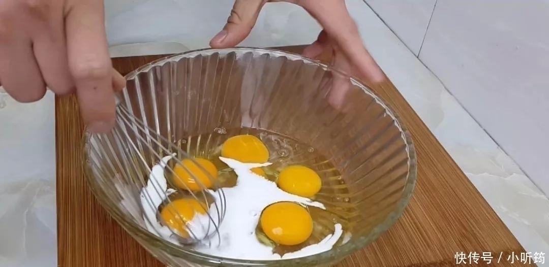 鸡蛋饼最好吃的做法,筷子一搅,做法比葱油饼简单,比煎饼都好吃