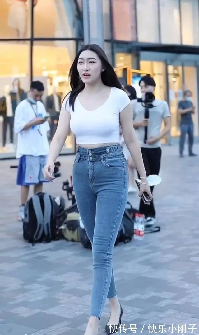 高挑 高挑身材的打底裤美女,风格简单休闲,看上去时尚又可爱