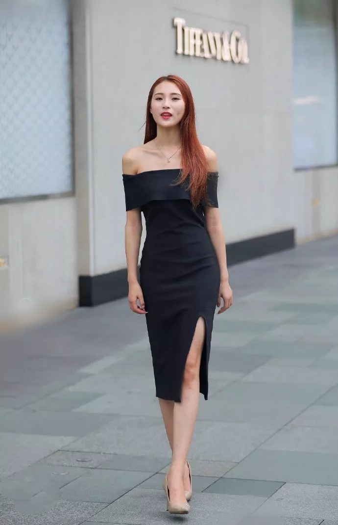 街拍:女生穿搭吊带连衣裙,搭配一双高跟鞋成女神